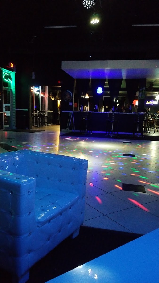White Room Bar & Lounge - Photo 4