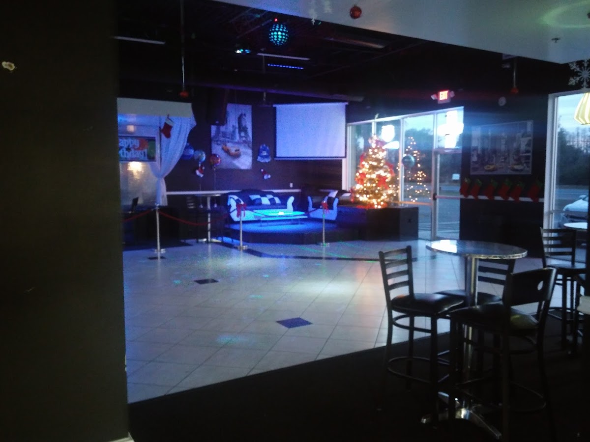 White Room Bar & Lounge - Photo 7