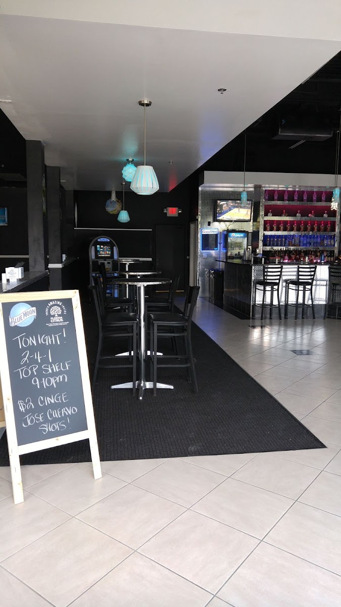 White Room Bar & Lounge - Photo 8