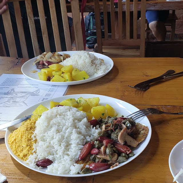 Trutas Com Alcaparras Saladas E Batatas Rústicas