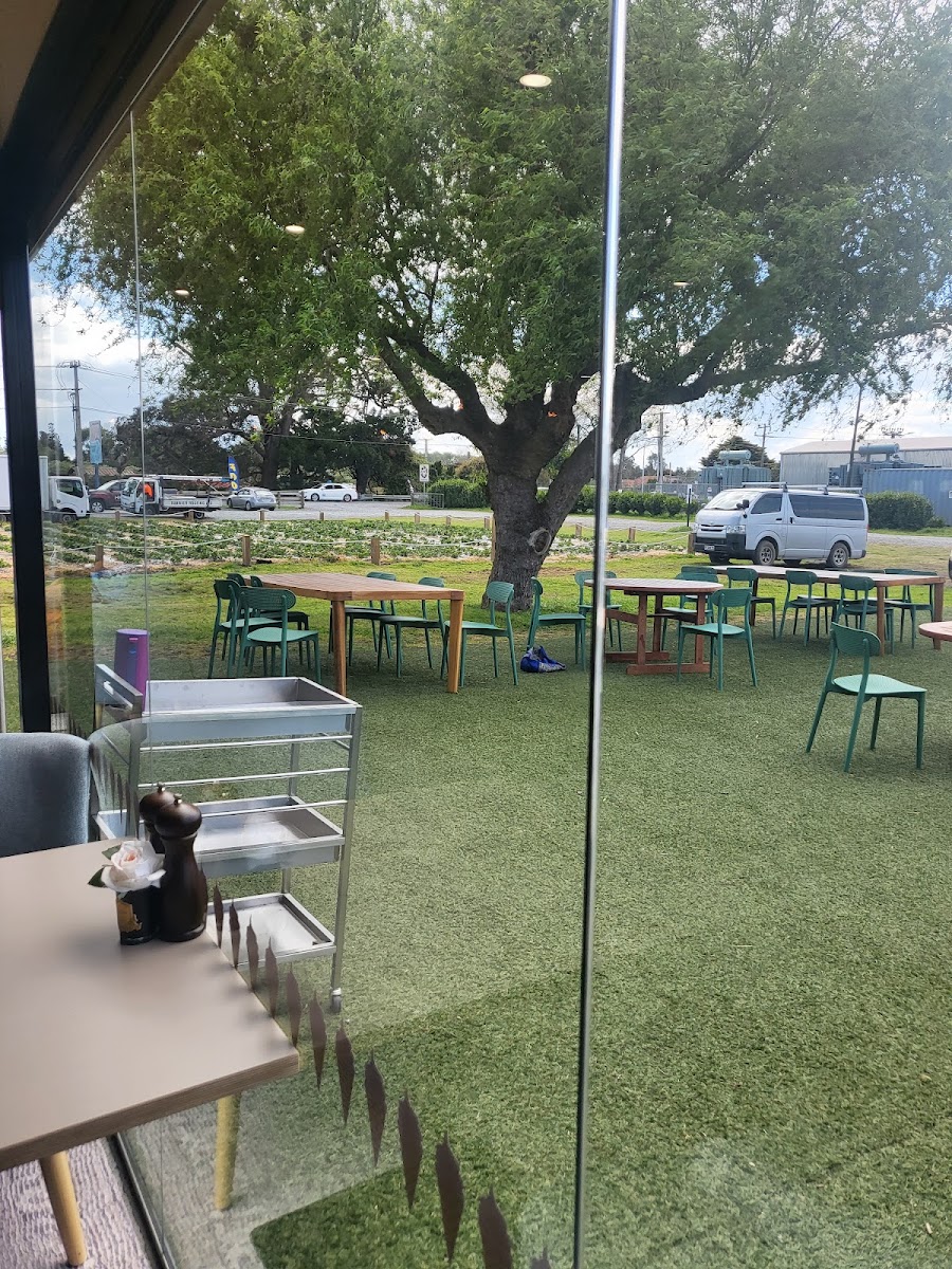 Maxx & Daisy's Eatery - Photo 5