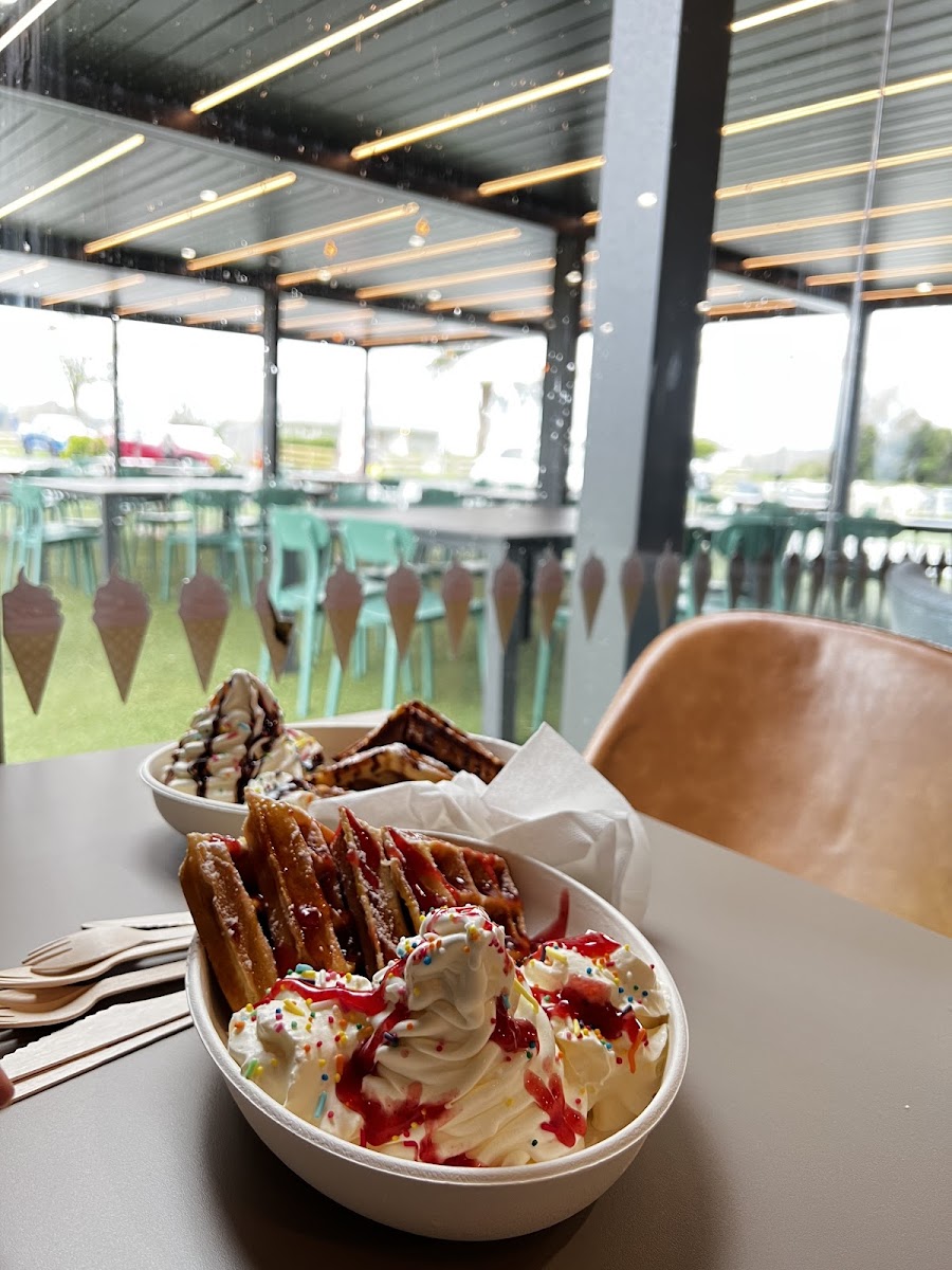 Maxx & Daisy's Eatery - Photo 7