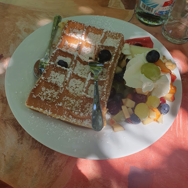 Waffeln Mit Straußen Ei Und Früchte