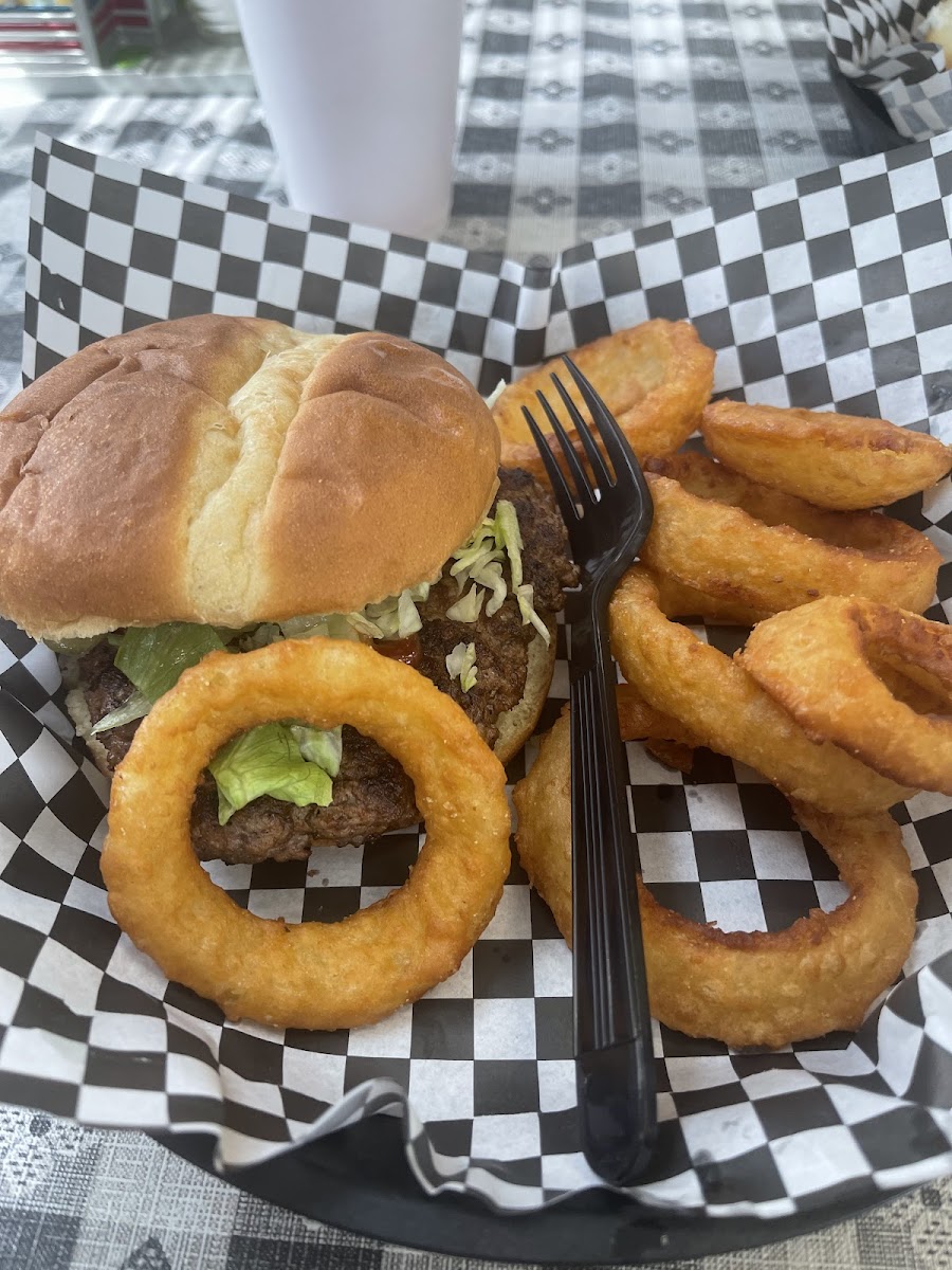 Hollar’s Backstreet Grill - Photo 2