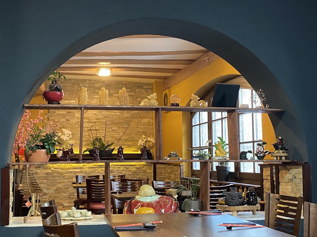 Six Aight Sushi & Noodle Bar
