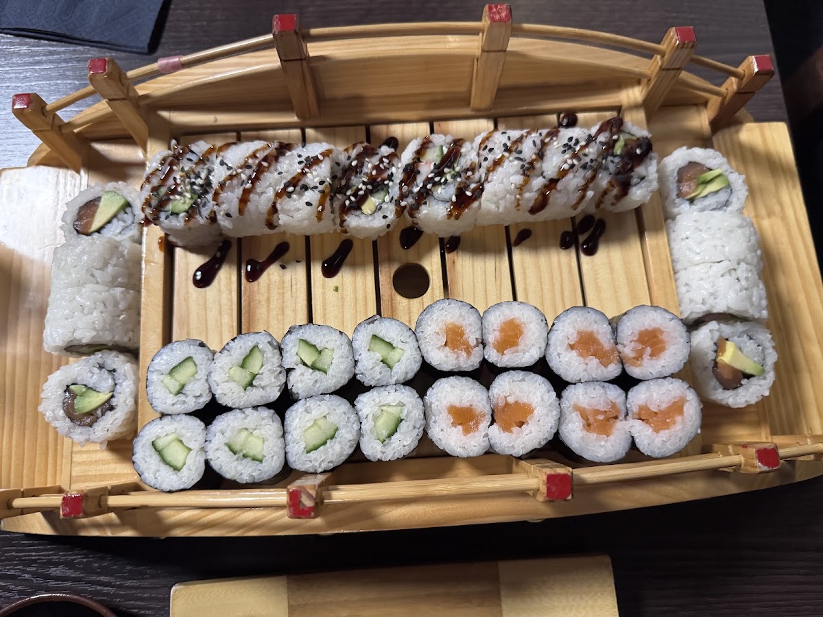 Six Aight Sushi & Noodle Bar - Photo 3