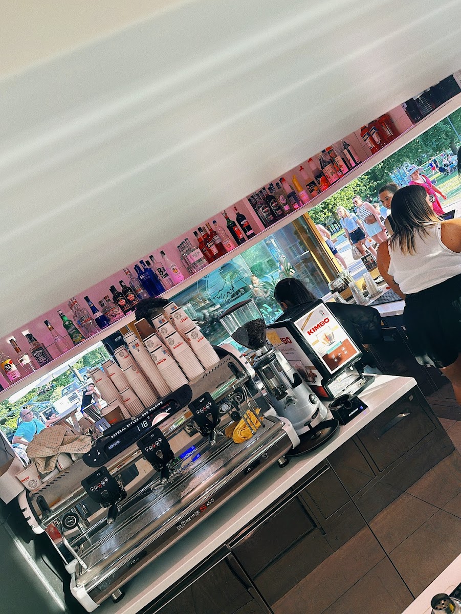 Wolf Bay bar - La Rociondola