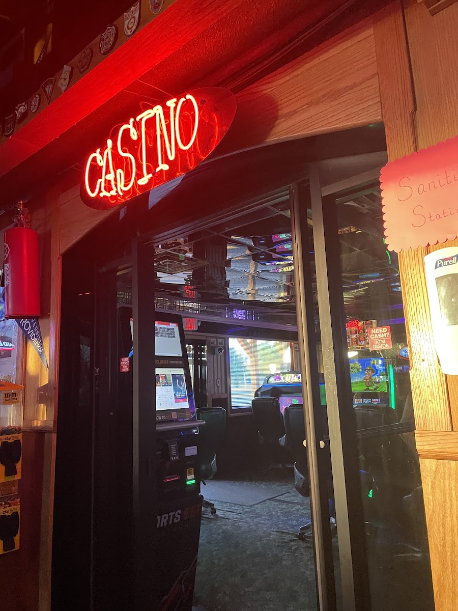 Hi-Ho Tavern - Photo 3