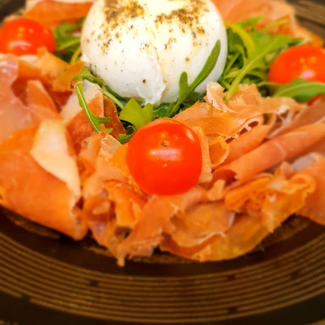 Burrata Con Prosciutto