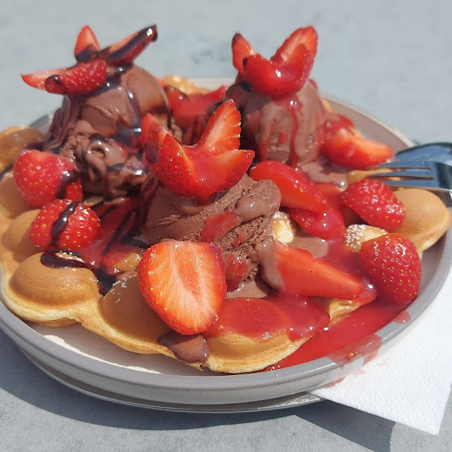Bubble Waffel Mit Erbeeren Und Schokoeis Empfehlenswert