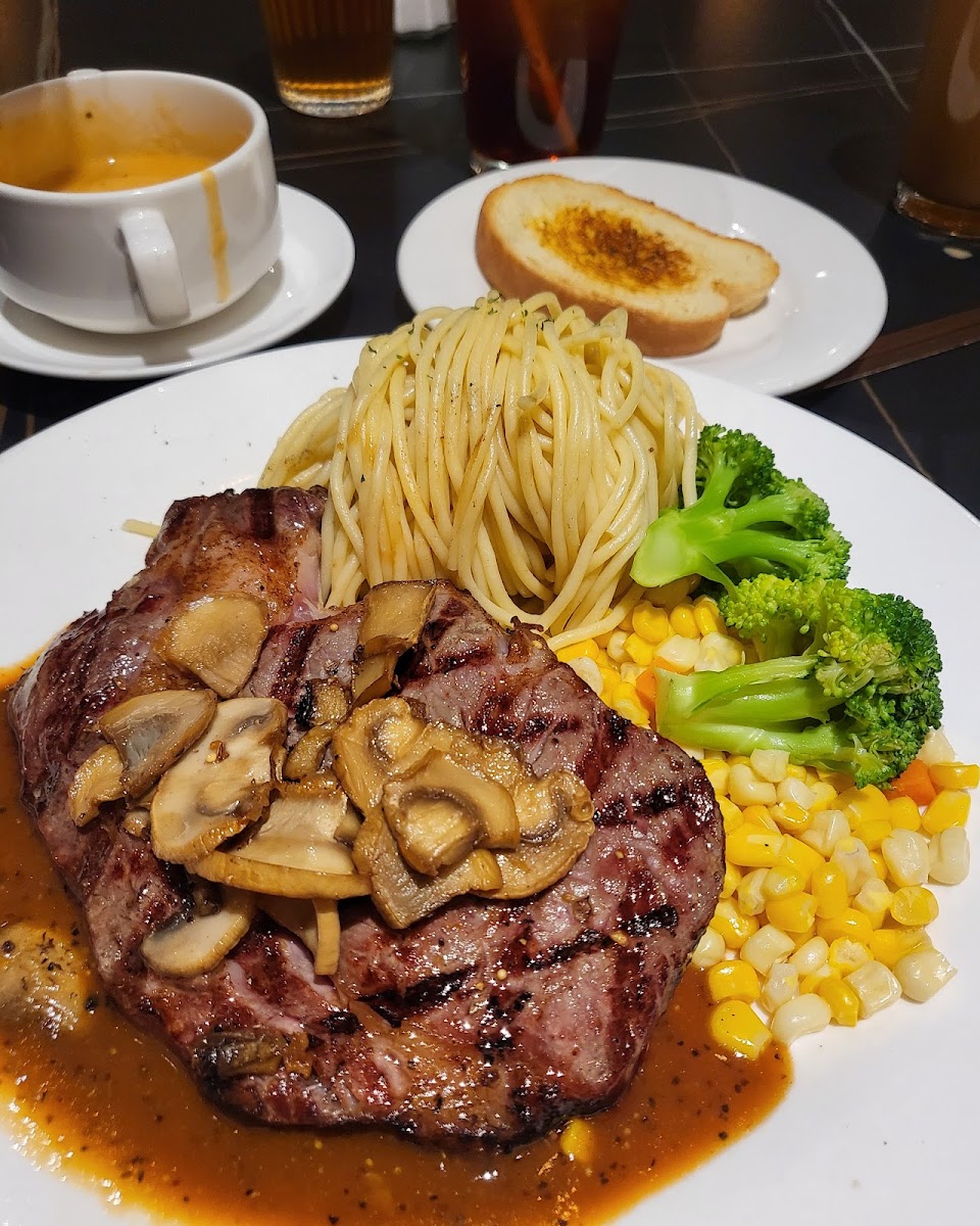 Amigo Restaurant - Photo 2