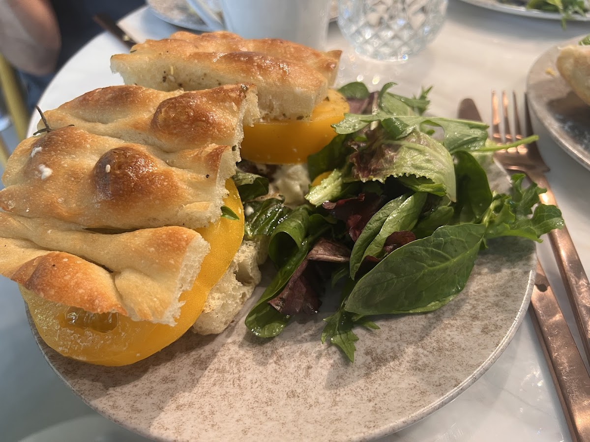 AMAND Café & Bistro - Photo 9