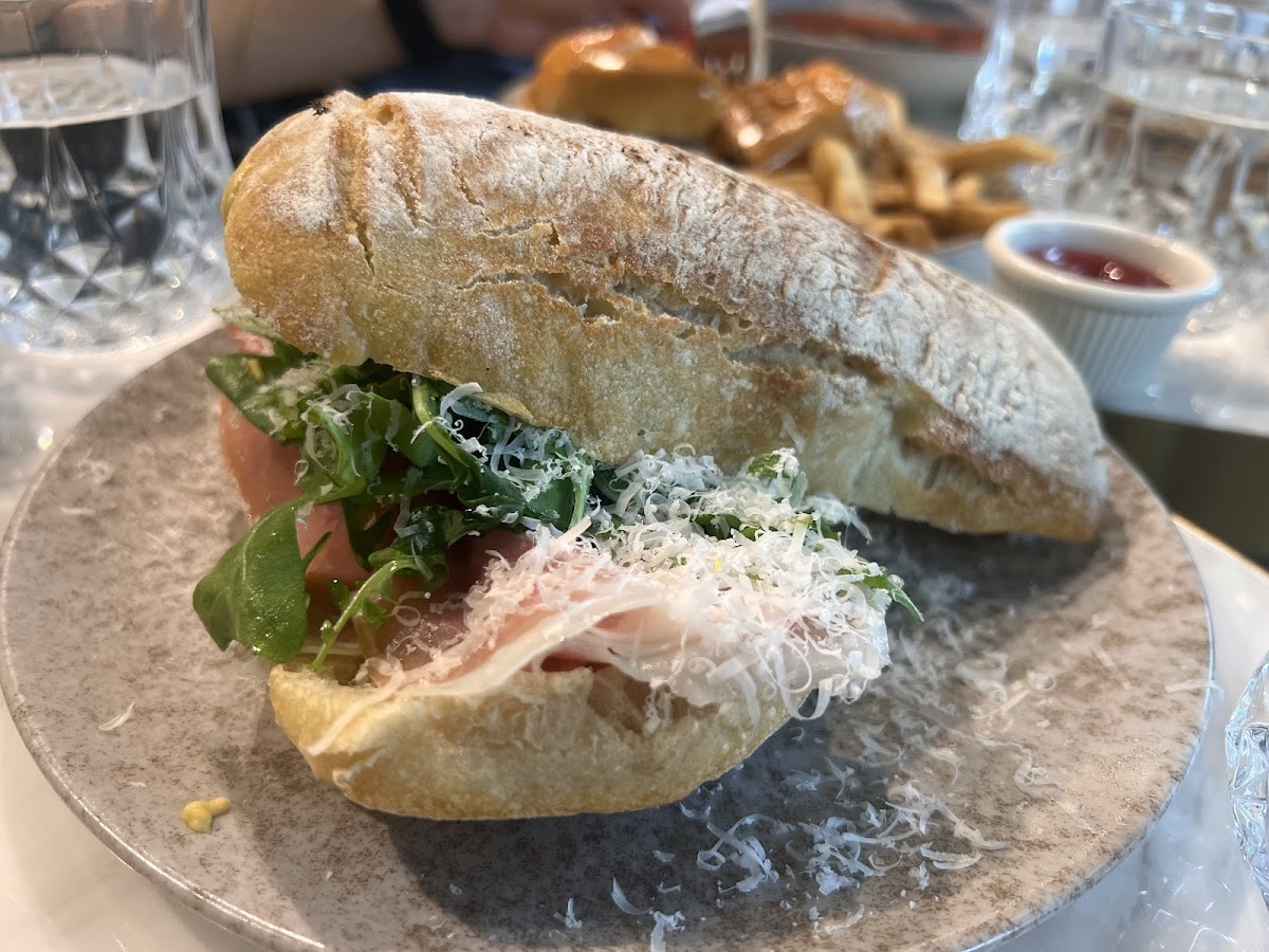 AMAND Café & Bistro - Photo 5