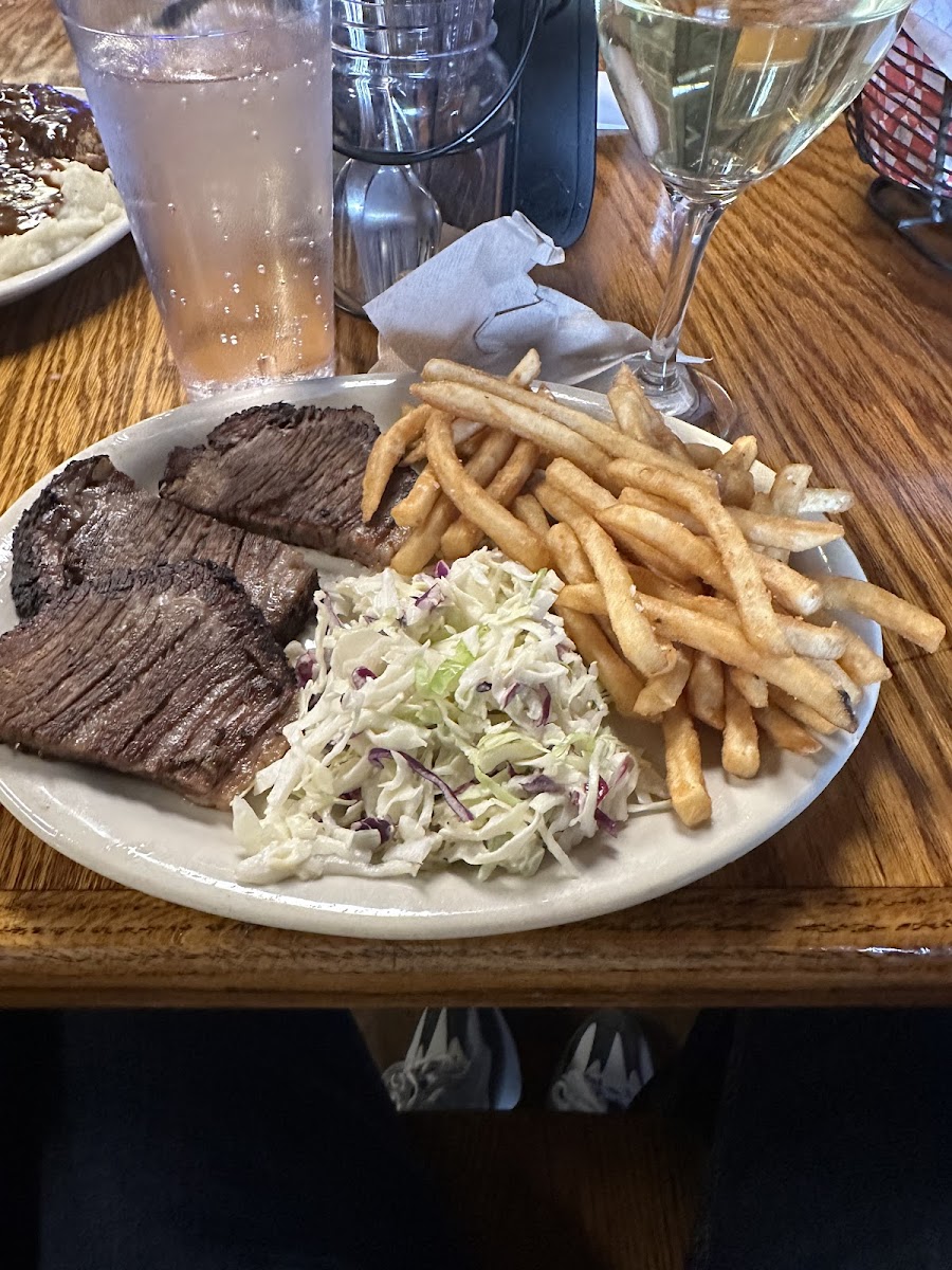 Dusty Star Saloon - Photo 2