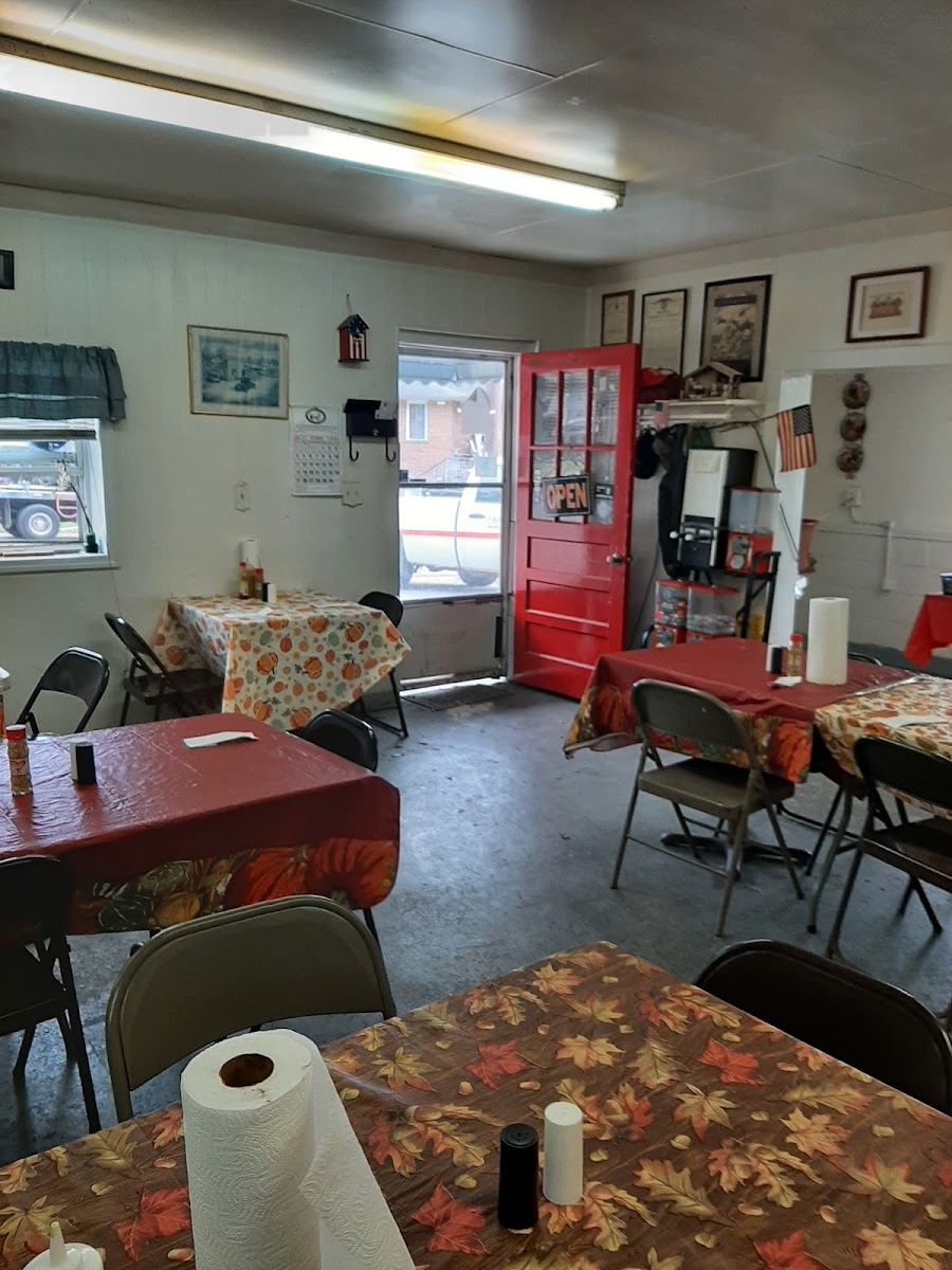 Matthews Oak & Hickory BBQ - Photo 5