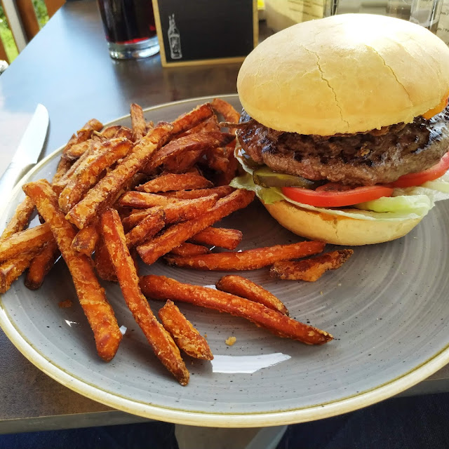 Wolfgangstuben Burger Mit Süßkartoffelpommes