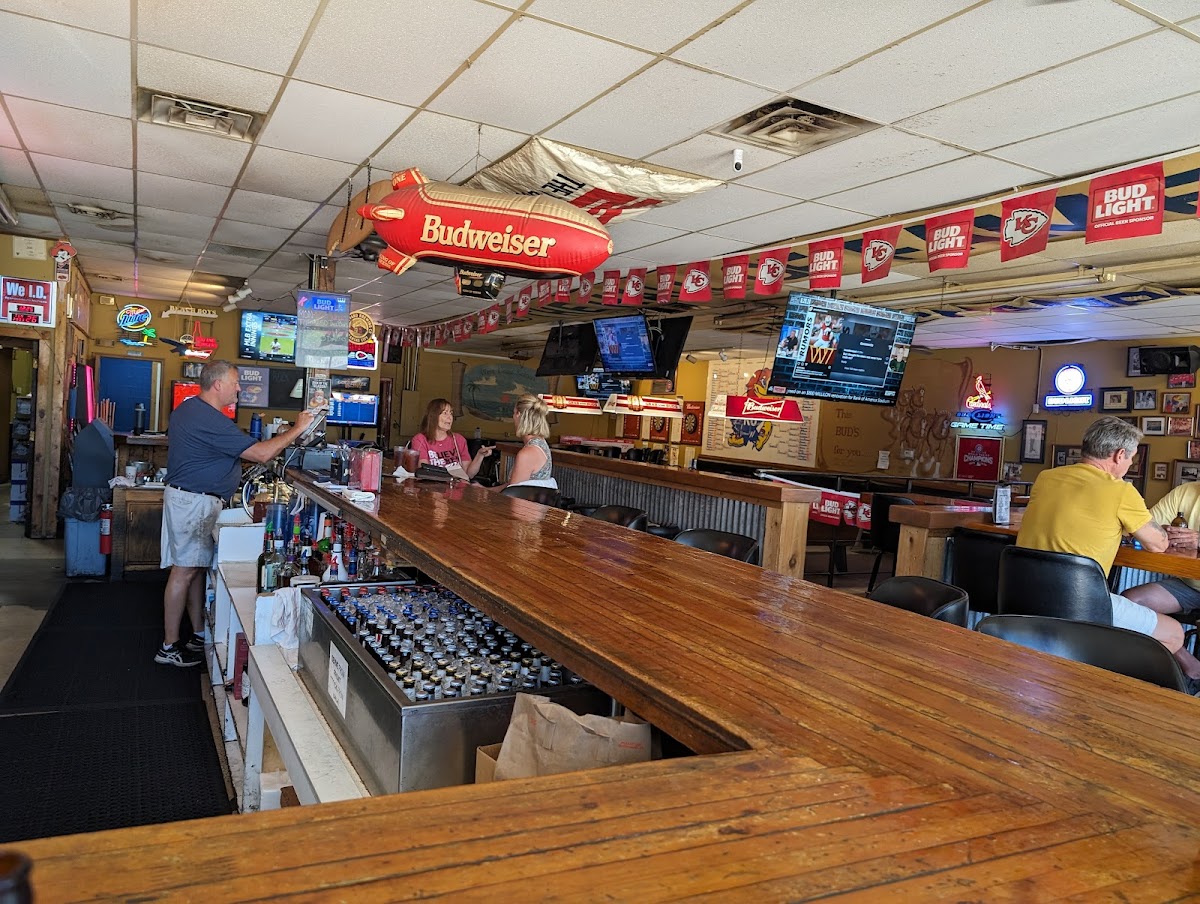 West Coast Saloon - Photo 2