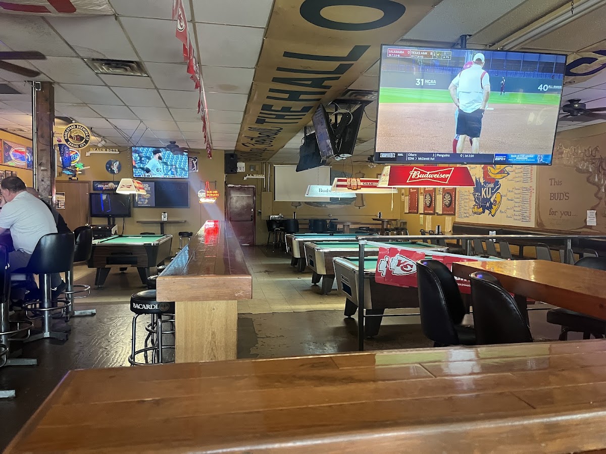 West Coast Saloon - Photo 3