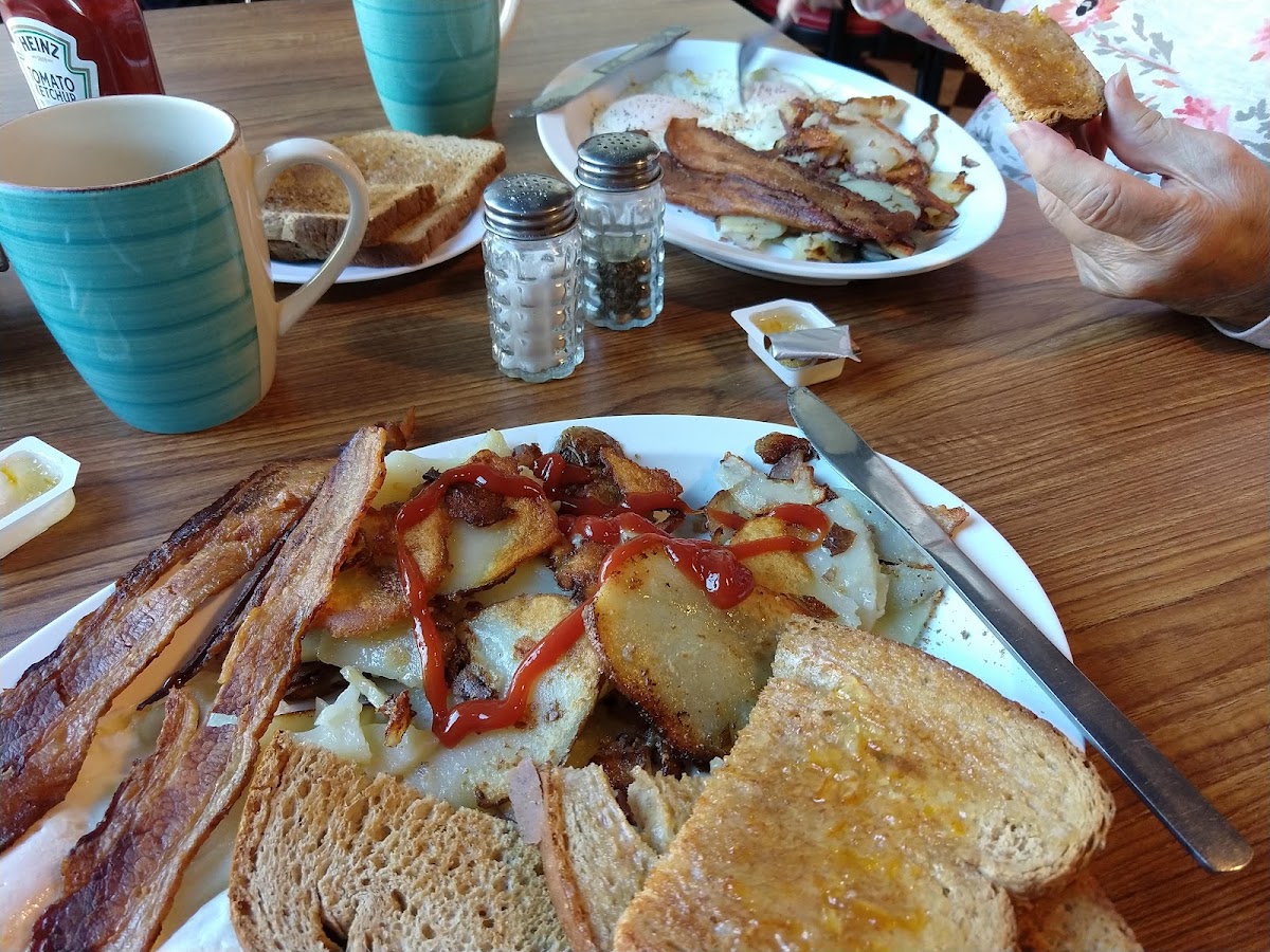 Raul's Striper Cafe - Photo 9
