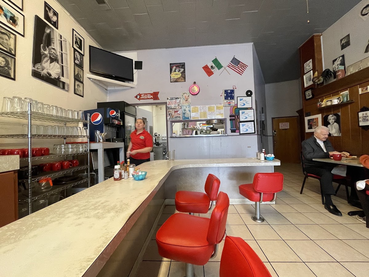Raul's Striper Cafe - Photo 2