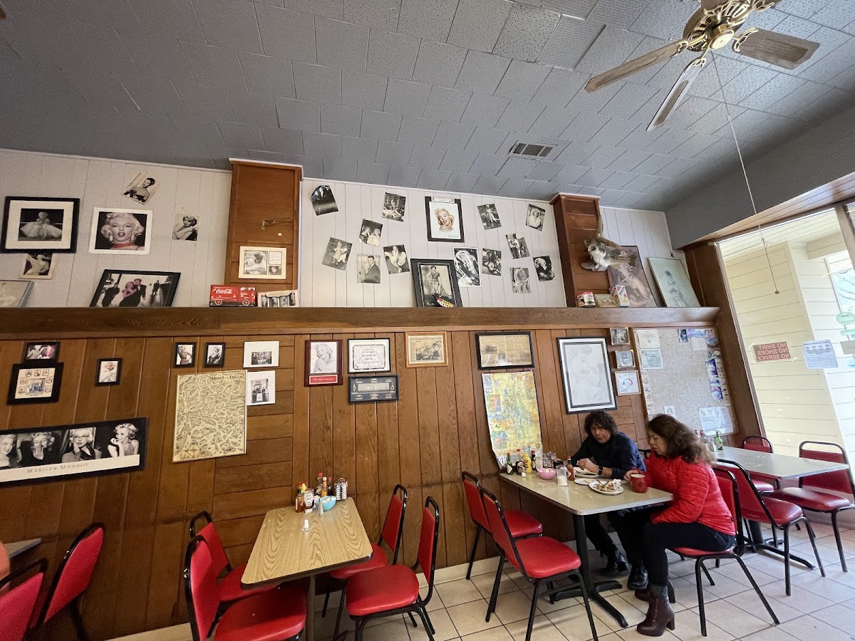Raul's Striper Cafe - Photo 3