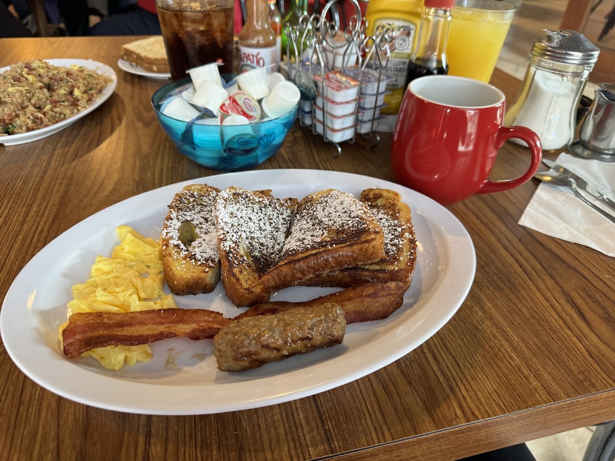 Raul's Striper Cafe - Photo 6