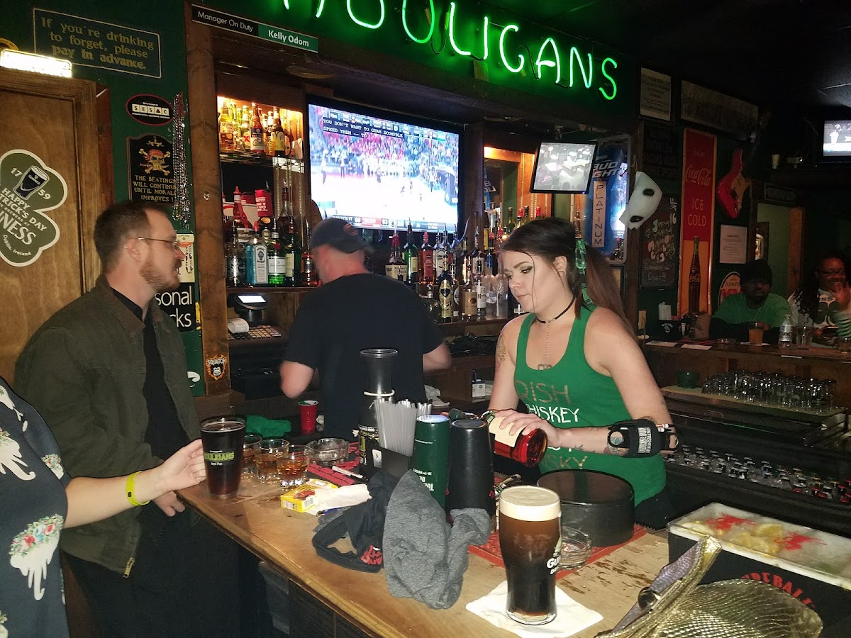 Houligans Irish Pub - Photo 9