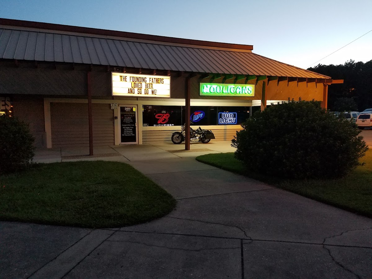 Houligans Irish Pub - Photo 4