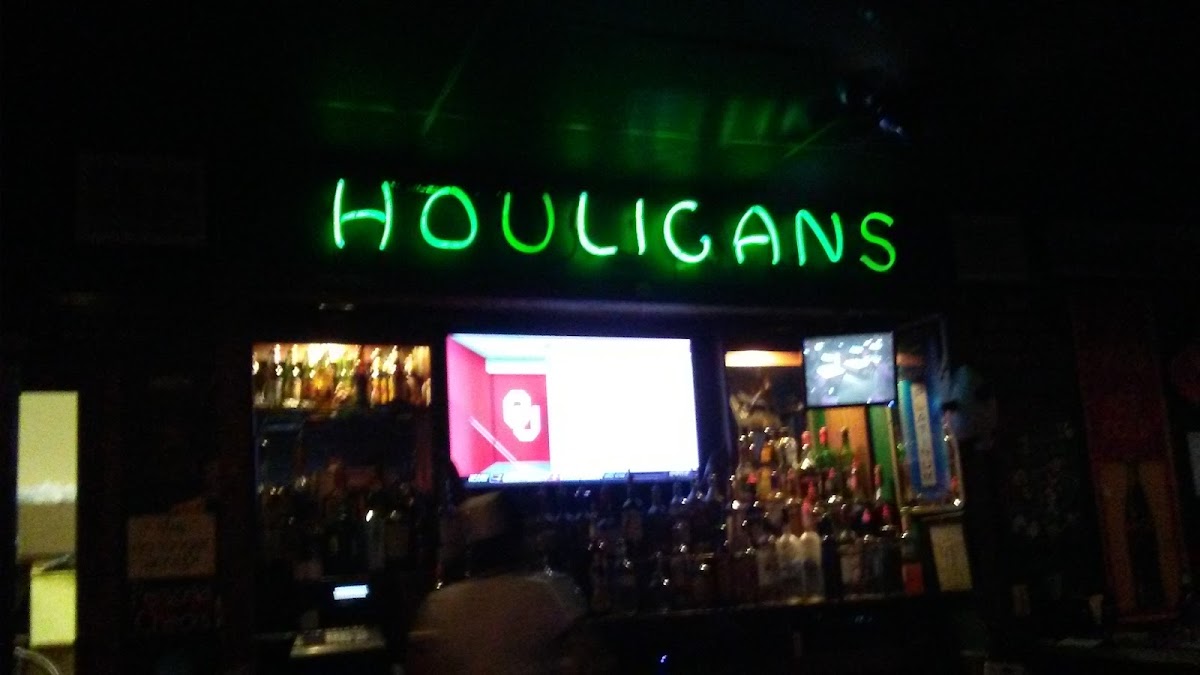 Houligans Irish Pub - Photo 7