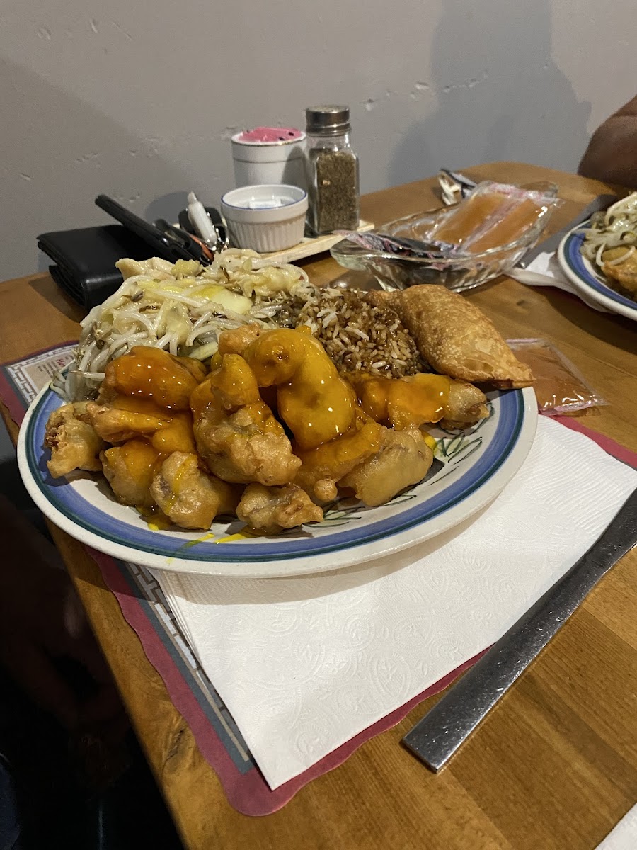 Kwan's Cantonese Restaurant - Photo 5