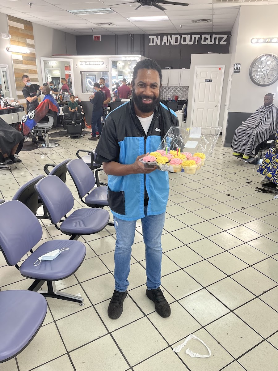 IN and OUT BARBER SHOP - Photo 4