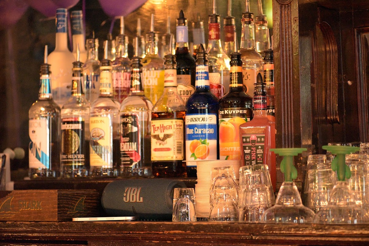 Loose Ends Bar and Grill