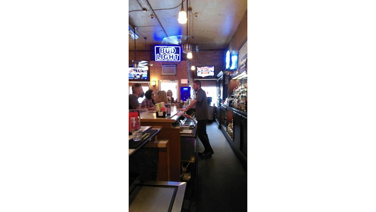 Cricket's 7th St. Bar & Grille