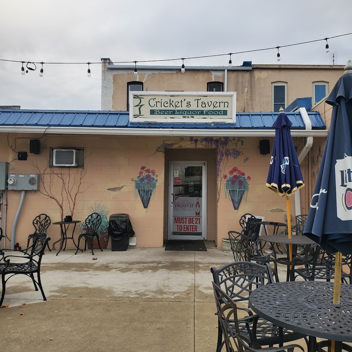 Cricket's 7th St. Bar & Grille - Photo 4