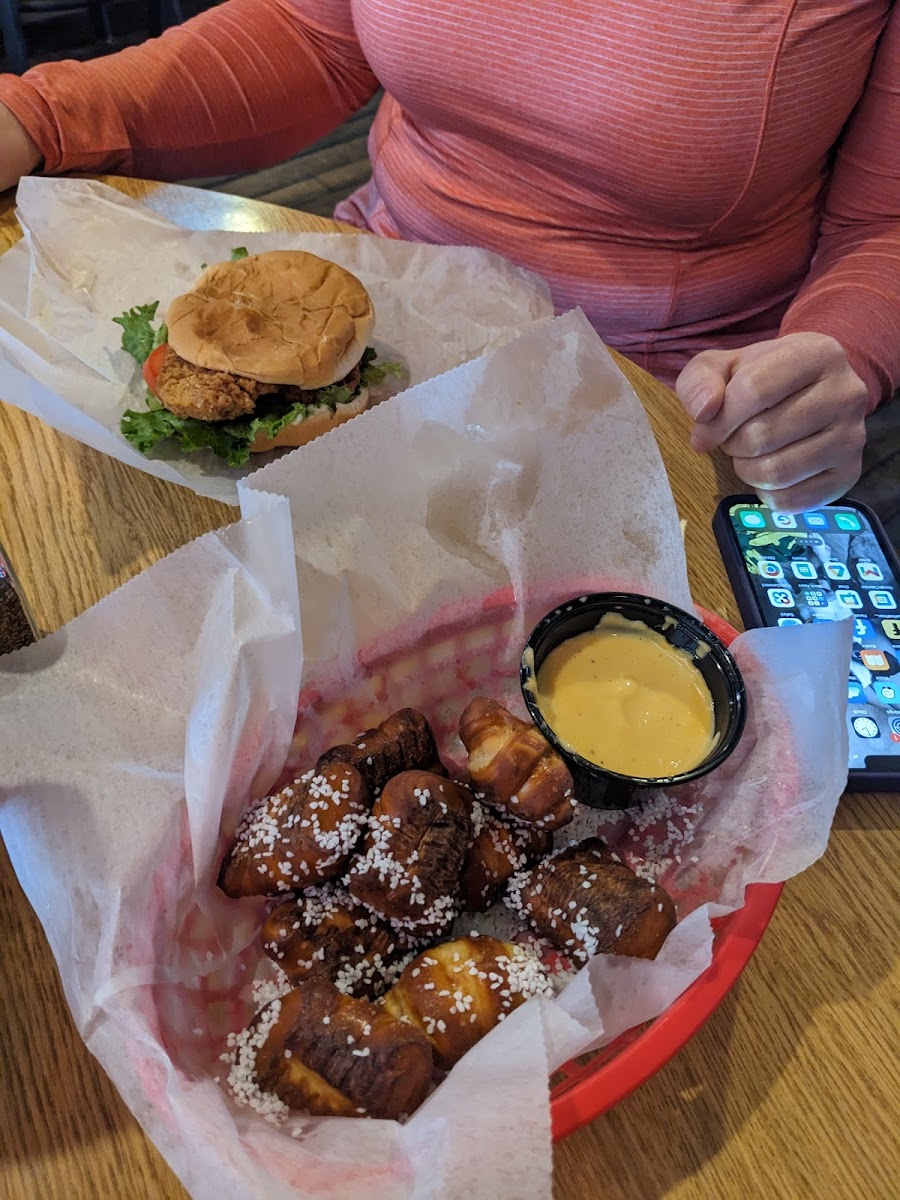 Cricket's 7th St. Bar & Grille - Photo 5