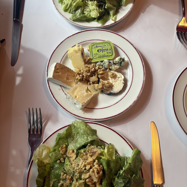 Ensalada Con Vinagreta Dulce Y Nueces Y Plato de Quesos