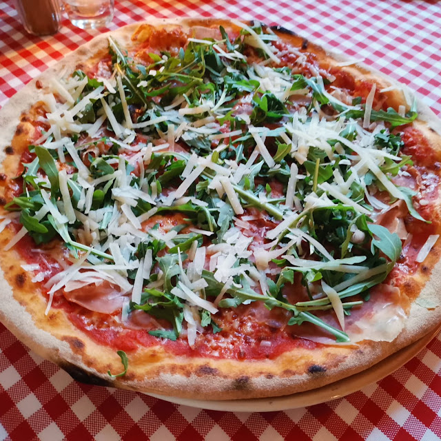 Prosciutto E Funghi Mit Peperoni