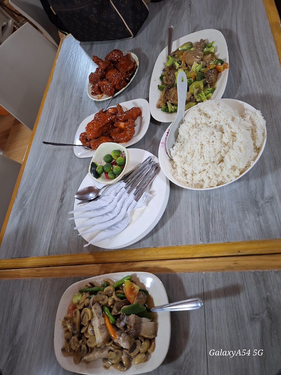 Rebeka's Resto - Photo 8