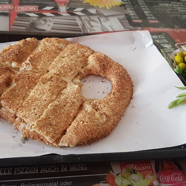 Manakish Ka'ak Mit Sucuk