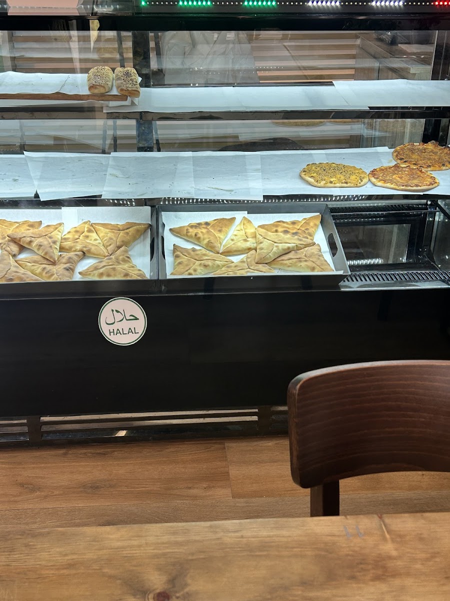 Al-Barakah Restaurant und Manakish مطعم ومناقيش البركة - Photo 6