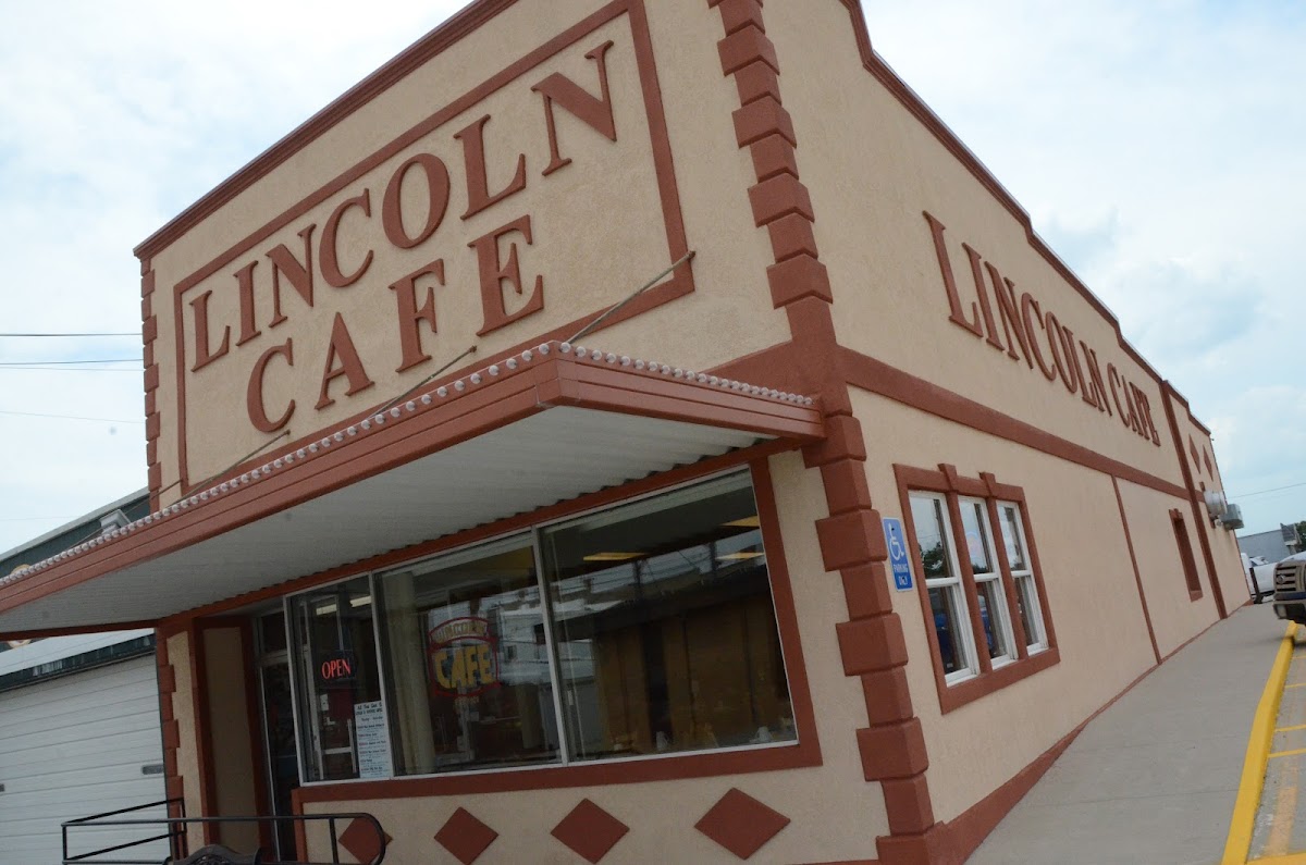 Lincoln Cafe - Photo 2