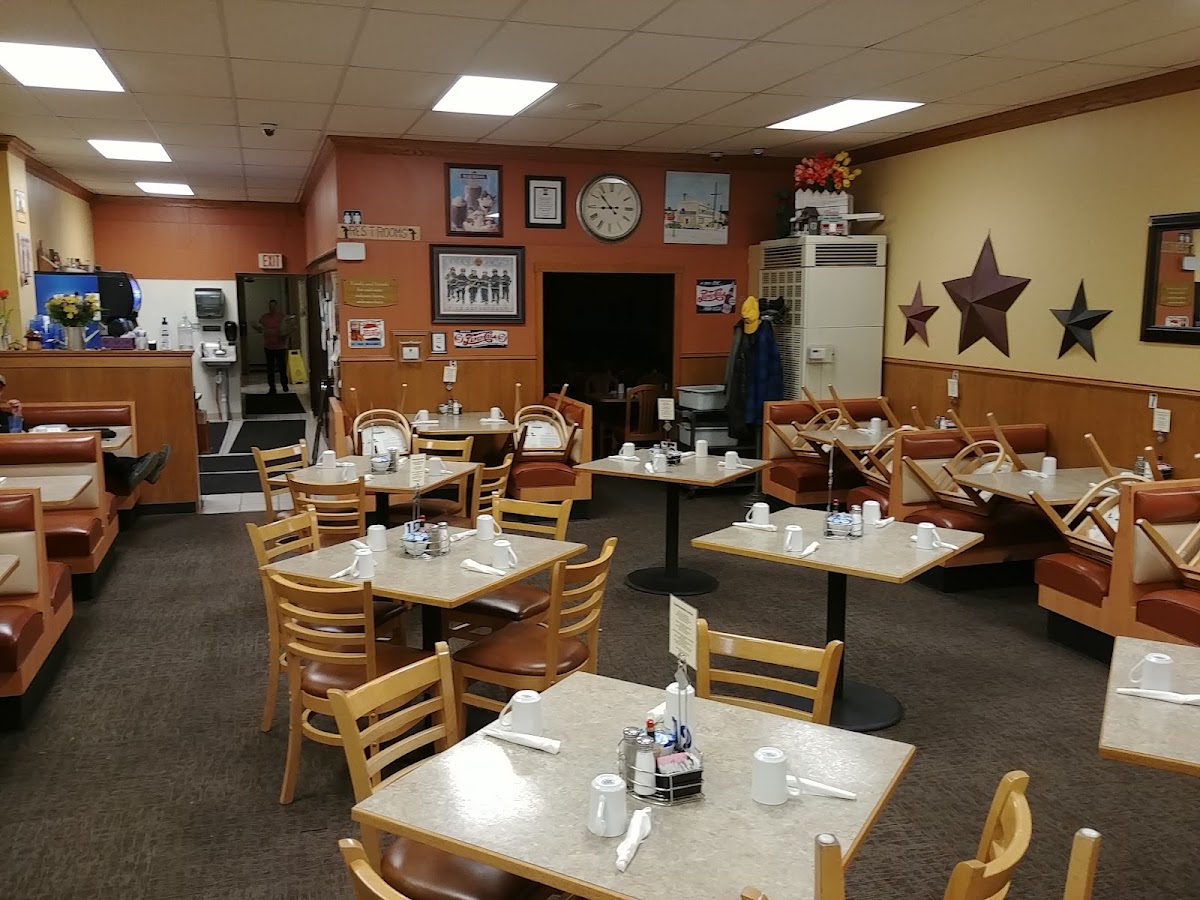 Lincoln Cafe - Photo 4