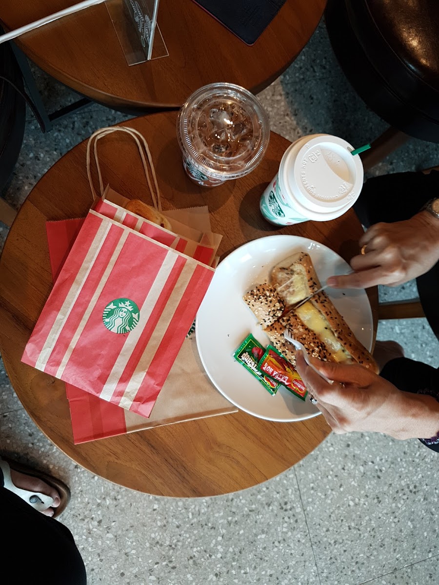 Starbucks Bandara Ahmad Yani Semarang - Photo 5