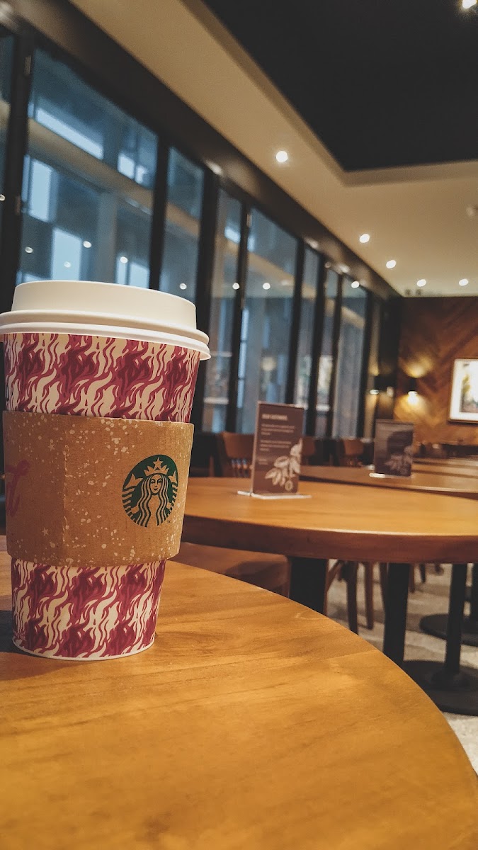 Starbucks Bandara Ahmad Yani Semarang - Photo 7