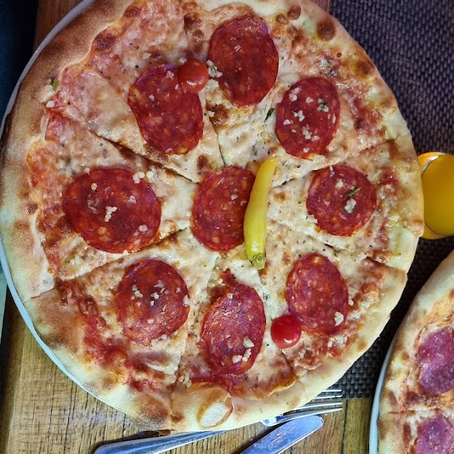 Salami Pizza Mit Knoblauch Und Zwiebeln Mild