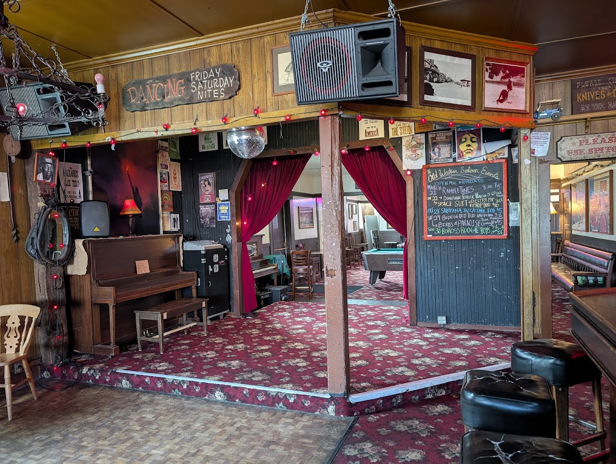 Old Western Saloon - Photo 2
