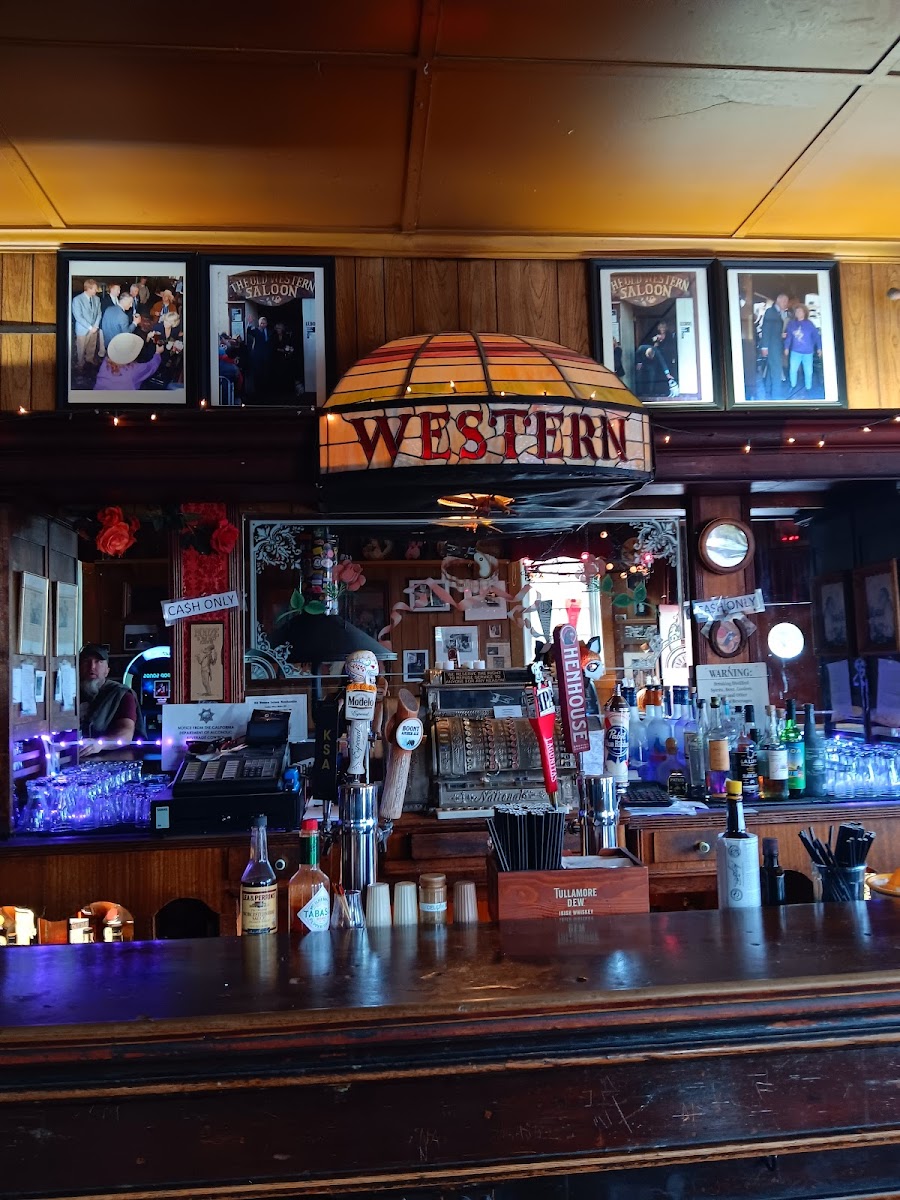 Old Western Saloon - Photo 3