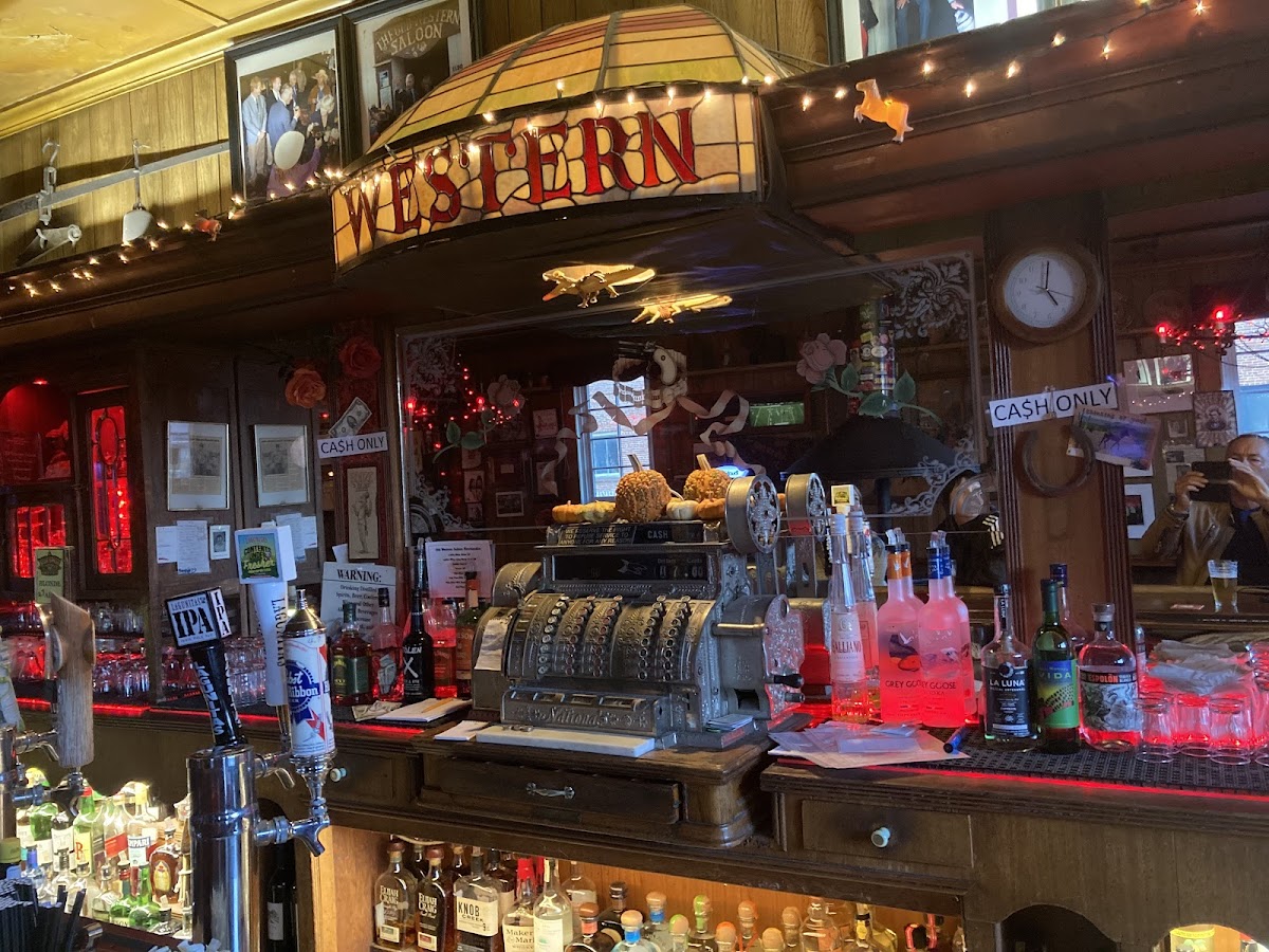 Old Western Saloon - Photo 4