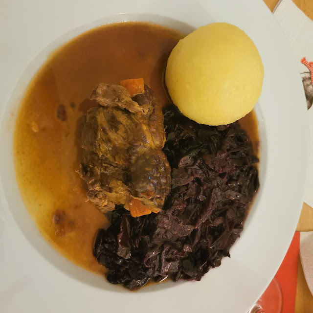 Sauerbraten Mit Rotkraut Und Thüringer Kloß