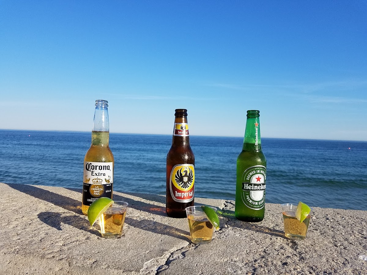 Windjammer Surf Bar - Photo 1